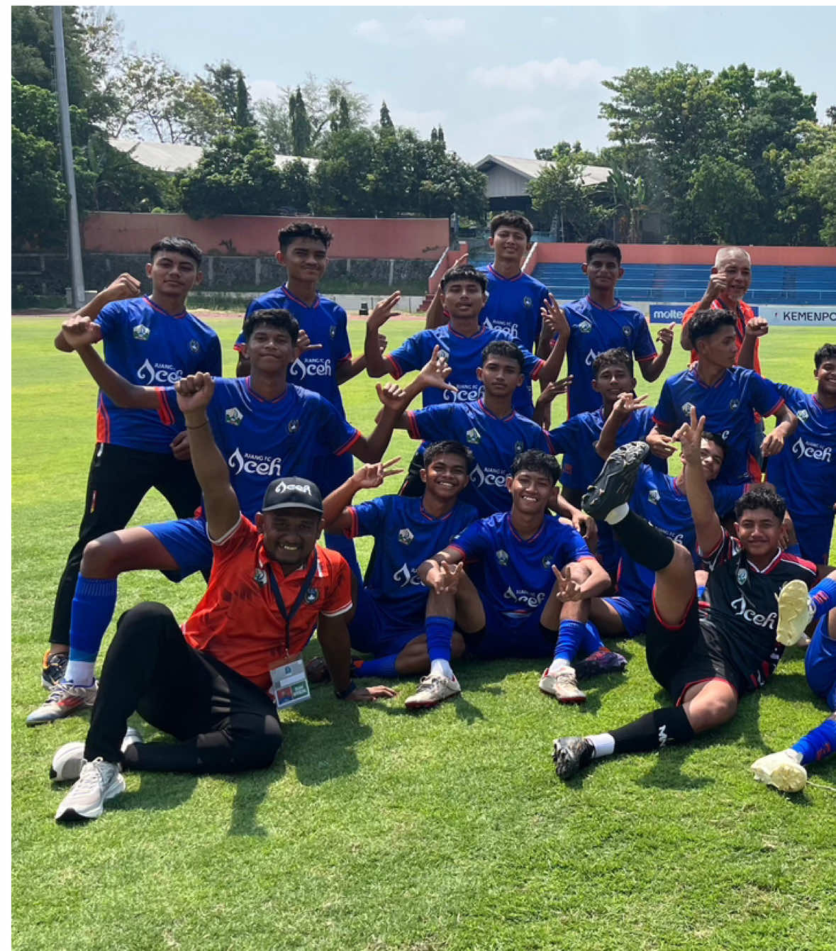 Setelah dipastikan lolos ke babak knock out 16 besar. Tim Juang Fc (Aceh) jalan-jalan sejenak, sembari persiapan di babak selanjutnya. Tim juang Fc telah malakoni 3 laga di fase grup dengan total 7 point, 14 Goal dan 2 kebobolan.  Statistik yang cukup memuaskan. Dua Kemenangan di raih melawan Gorontalo dan Ntt, dan di partandingan terakhir draw melawan Bali. Mari kita doakan Juang Fc di Babak selanjutnya. Enjoy Surakarta team💙 #JuangFc #Soeratinu17 #Surakarta