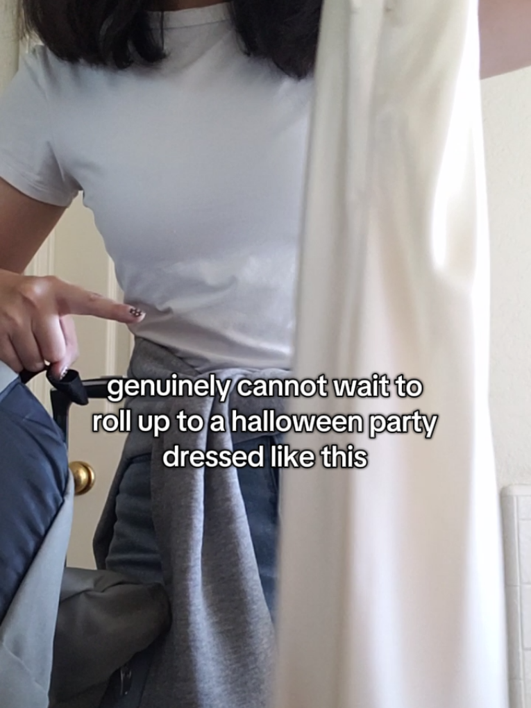 if someone else also did this costume at the same party I would get such a kick out of it (pun intended) @the summer i turned pretty #TheSummerITurnedPretty #LolaTung #BellyConklin #tsitp 