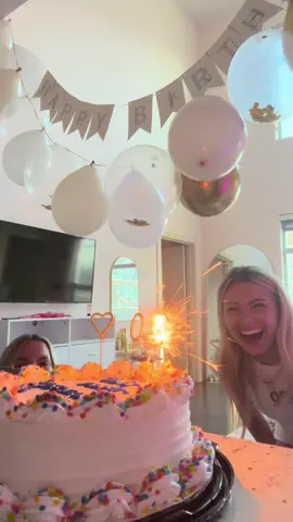 i’m so friggen lucky to celebrate my birthday with people that i can genuinely call my best friends. being away from home on my birthday is always hard but when ur surrounded by people who make you feel so special it makes it 10x better 🤍