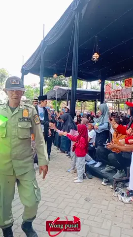 Gus Iqdam menuju Panggung dengan menyapa jama'ah dan anak kecil yang ingin bersalaman.  #gusiqdammuhammad  #jamaahsorsengon 