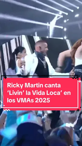 Ricky Martin cantando ‘Livin’ la Vida Loca’ en los VMAs 2025 era algo que no sabíamos que necesitábamos tanto. El cantante ha aceptado el premio a ícono latino en los premios de música de MTV este 7 de septiembre en Nueva York y ha puesto a bailar a todos los invitados con algunos de sus ‘temazos’. 😍💃🏻 📹: @MTV  #RickyMartin #VMAs #MusicaEnTikTok 