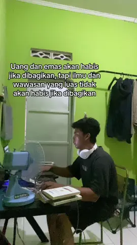 ilmu yang bermanfaat itu, ilmu yang bermanfaat bagi orang lain dan berguna baik orang lain.