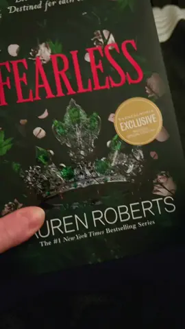 Show me what you’re reading 😍  . . I’ll go first ❤️ . . . #newread #BookTok #powerlessseries #laurenroberts #fearless 