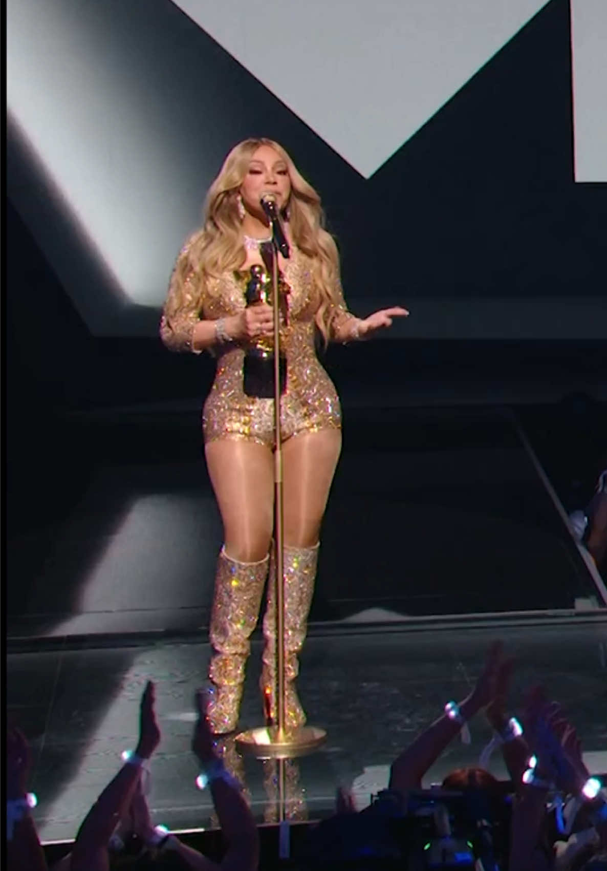@Mariah Carey finallyyyyyy winning the Video Vanguard at the 2025 #VMAS… I’m feeling the FANTASY!!! 😌🏆