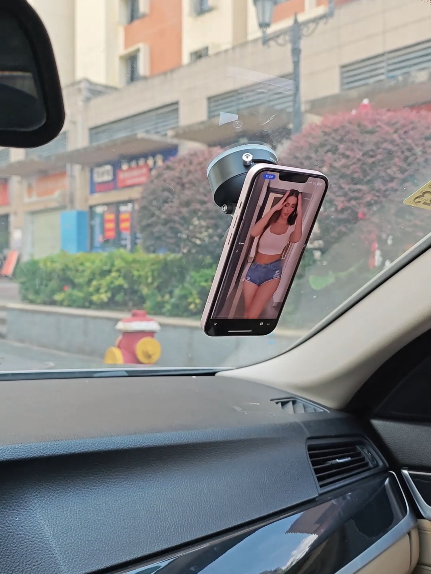 Mi amigo conducía y usaba una mano para el celular—una vez almost chocó por mirar la navegación. Le compré esto para regalarle. Este soporte magnético en el auto le permite mirar la nav sin soltar el volante, super seguro. #phoneholder #teléfono #soporten ##fypage #mexicotiktok🇲🇽♥️