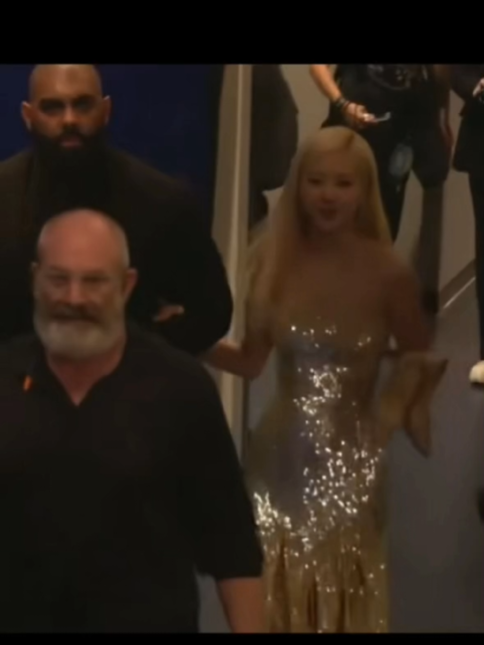 🐿 kiểu: đau chân muốn chết, xách tay cho phẻ hông🤣🤣 Rosé off stage VMAs 2025 too funny 🤪 #Rosé #Vmas #behindthescenes #Apt #Rosie 
