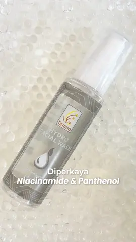 Dengan Niacinamide dan panthenol, membuat sensasi berbeda yang ga cuma sekedar membersihkan kulit Memberikan kelembapan, hasil yang nyaman dan kulit lebih lembut dengan Hydro Facial Wash Dricha✨#Dricha #lebihdarisekedarmembersihkan #healthyskinsolution #oneforallsolution 