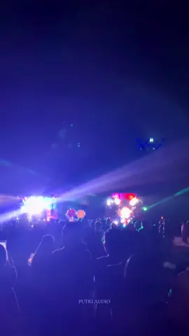 genduk’ e tampil bareng🫡 #fypシ゚ #putriaudiolumajang #karnavalmadurejo #putriaudiokarnaval #foryoupage @VICO LIGHTING @blizzard audio 