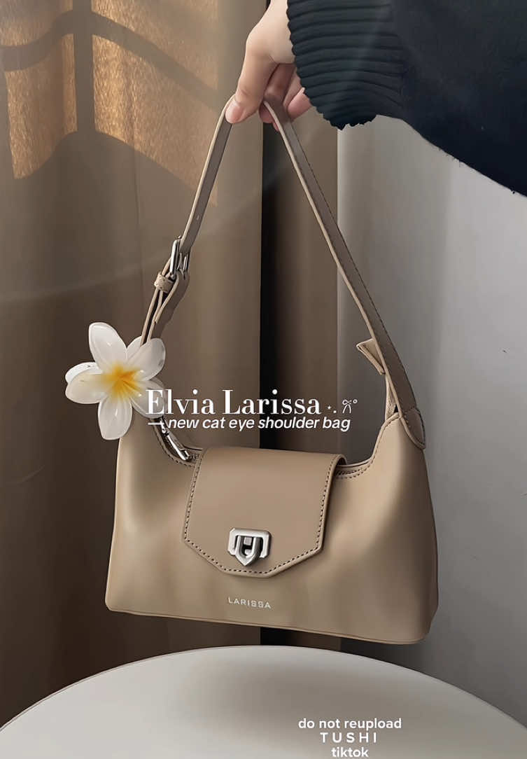 NEW Larissa Elvia Shoulder/Sling Bag 🍂🤎 ada tali extra tau utk panjangkan bag nii. Kalini Larissa release new bag with new material! Softt matte gitu ✨ #handbag #shoulderbag #crossbodybag #handbagwanita #larissa 