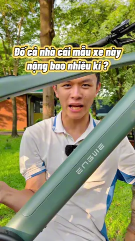 Xe gì nhẹ mà có thể bê qua cả đầu dễ dàng thế này?  #engwen1air #xedapdientroluc #bike 