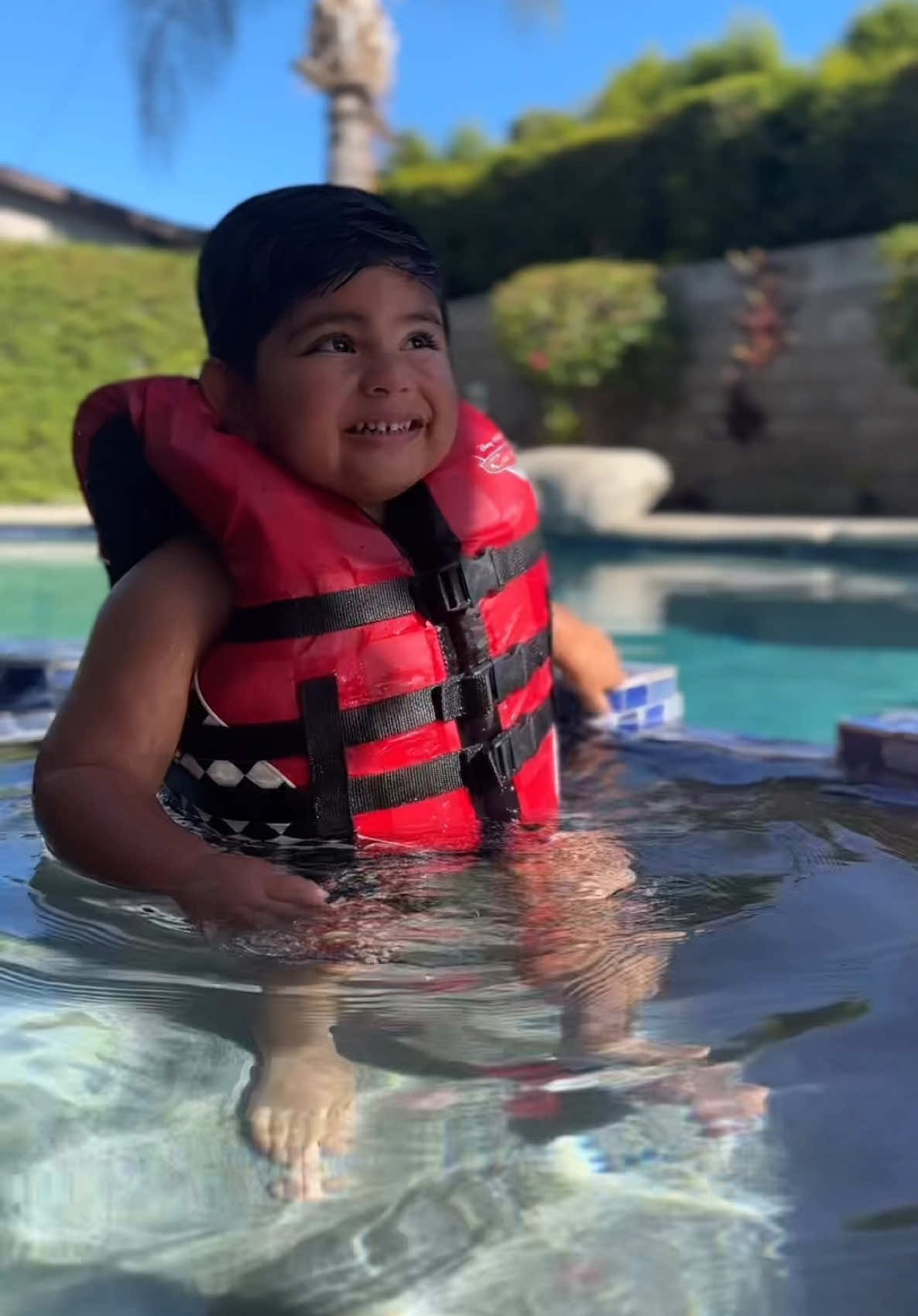 amani learned to float and swim on his own today 🙌🏽  #sundayfunday #swimming #summervibes #sunnyday #itsstillsummer 