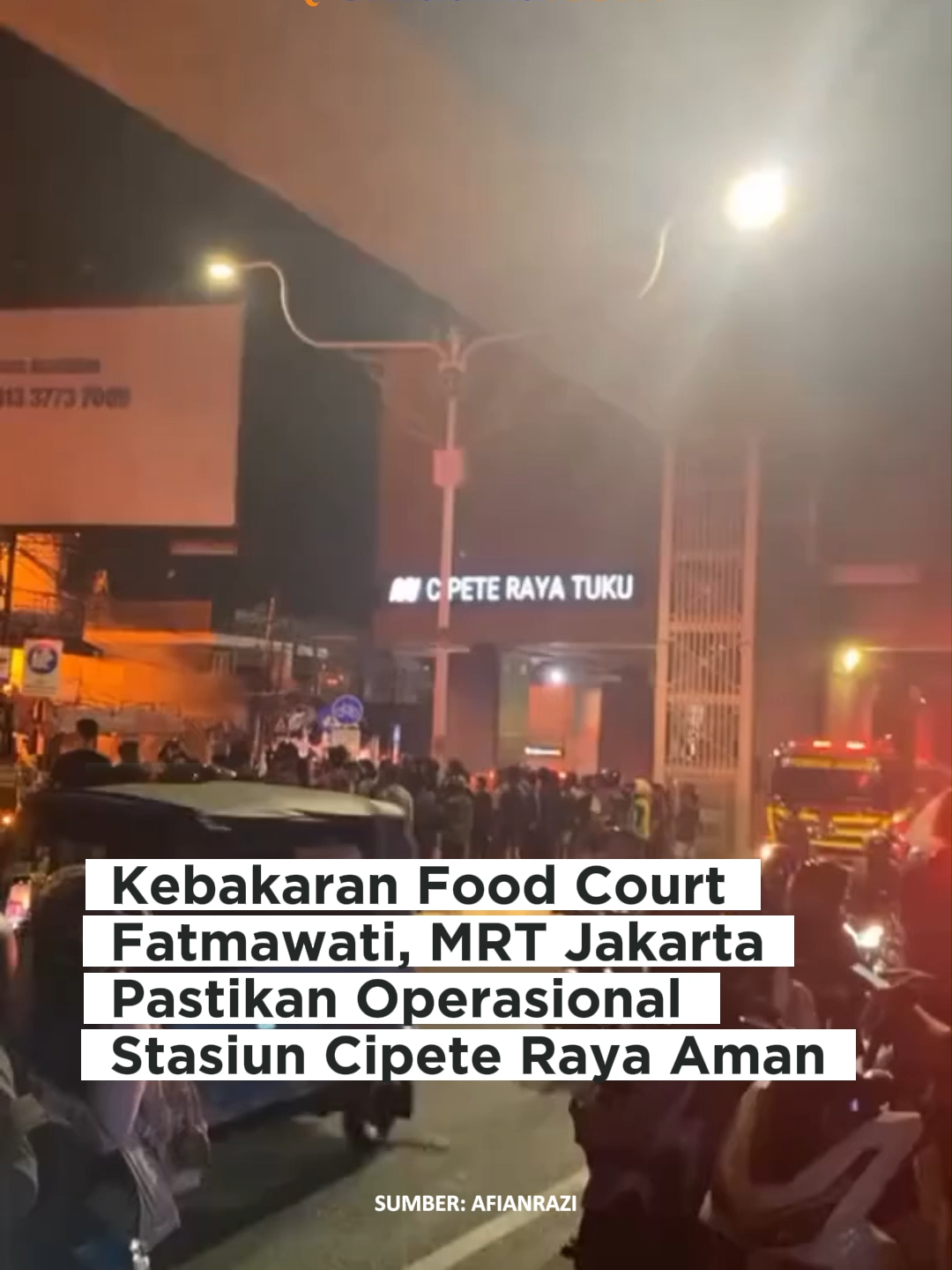 Kebakaran melanda area food court di Jalan RS Fatmawati Raya, Gandaria Selatan, Cilandak, Jakarta Selatan, pada Minggu (7/9/2025) malam. Lokasinya berada tidak jauh dari Stasiun MRT Cipete Raya, sehingga sempat menimbulkan kekhawatiran publik terkait terganggunya operasional MRT Jakarta. Namun, PT MRT Jakarta (Perseroda) memastikan layanan tetap berjalan normal. Plt. Kepala Divisi Corporate Secretary PT MRT Jakarta, Ahmad Pratomo, menegaskan bahwa seluruh aset MRT tidak terdampak kebakaran. Ia menambahkan, pihak MRT Jakarta langsung berkoordinasi dengan Dinas Pemadam Kebakaran untuk membantu proses penanganan. “Kebakaran terjadi sekitar pukul 23.34 WIB dan api berhasil dipadamkan sekitar pukul 02.50 WIB,” jelas Ahmad. Berdasarkan laporan Suku Dinas Penanggulangan Kebakaran dan Penyelamatan (Gulkarmat) Jakarta Selatan, api pertama kali dilaporkan warga pada pukul 23.39 WIB. Sumber api diduga berasal dari mesin freezer di salah satu stan ayam steak yang meledak, lalu menyambar sedikitnya 10 stan lain, termasuk martabak, warung sate, hingga bengkel ban. Sebanyak 18 unit mobil pemadam dengan 71 personel dikerahkan. Unit pertama tiba di lokasi pukul 23.45 WIB. Api berhasil dilokalisir sekitar pukul 02.30 dan pendinginan tuntas pukul 02.50 WIB. Tidak ada korban jiwa dalam peristiwa ini. Namun, seorang pria berusia 40 tahun mengalami luka akibat pecahan kaca dan langsung mendapat penanganan PMI. #gemadika #news #beritaterkini #fyp #viraltiktok #viralvideo #fypツ #indonesia