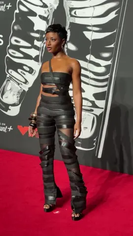 @ayrastarr is making sure we’re focused on what the hot body can do at the #VMAs 🔥
