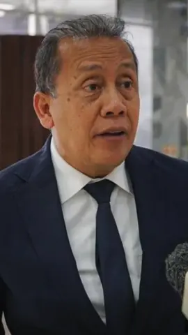 Wakil Ketua DPR RI Saan Mustopa, mengakui bahwa pemicu atas permasalahan politik yang terjadi dalam beberapa waktu terakhir adalah DPR RI itu sendiri. Nantinya, kata dia, Pimpinan DPR RI akan berkomunikasi dengan fraksi-fraksi untuk membenahi DPR, karena sudah menjadi kegelisahan masyarakat. Sebanyak 17 tuntutan yang terangkum dalam ”17+8, Tuntutan Rakyat” berakhir tenggat pemenuhannya pada Jumat (5/9/2025). Dari 17 tuntutan itu, baru tiga yang sudah dipenuhi DPR-RI. Sisanya, ada yang sudah mulai dipenuhi, tetapi tak sedikit yang belum terlihat dipenuhi, bahkan dinilai mundur dari tuntutan. Mengutip Bijak Memantau, platform yang dibuat komunitas warga pemantau para pembuat kebijakan pemerintah, melalui bijakmemantau.id, Sabtu (6/9/2025), total ada 8 dari 17 tuntutan itu yang baru mulai dipenuhi oleh para pihak terkait. Desakan terhadap pemerintah dan DPR digelar lewat unjuk rasa Kamis (4/9), di tiga titik berbeda di waktu yang sama, masing-masing di kawasan Patung Kuda, Jalan Medan Merdeka. Aksi di kawasan ini dimotori aliansi Gerakan Buruh Bersama Rakyat (Gebrak). Lalu, di depan gerbang utama DPR yang dilakukan aliansi Badan Eksekutif Mahasiswa Seluruh Indonesia (BEM SI), dan sejumlah influencer yang menyerahkan tuntutan 17+8 di gerbang belakang atau Gerbang Pancasila, DPR. Beberapa pesohor yang hadir pada kesempatan itu antara lain, Jerome Polin, Ferry Irwandi, Andovi Da Lopez, Jovial Da Lopez, Fathia Izzati, Andhita F Utami atau Afu, hingga Jeremy Owen. Tiga unjuk rasa tersebut membawa rumusan tuntutan yang berbeda, meski sebagian besar memiliki substansi yang sama, seperti reformasi DPR, pengesahan RUU Perampasan Aset, dan pembentukan tim investigasi kerusuhan aparat selama 25-31 Agustus. Tuntutan dimaksud, permintaan pada Presiden Prabowo Subianto untuk menghentikan keterlibatan TNI dalam pengamanan sipil atau kembalikan TNI ke barak; partai diminta memecat atau menjatuhkan sanksi tegas kepada kadernya yang tidak etis dan memicu kemarahan publik; dan kader partai anggota DPR harus melibatkan diri di ruang dialog publik bersama mahasiswa dan masyarakat sipil guna meningkatkan partisipasi bermakna. Menteri Koordinator Bidang Hukum, HAM, Imigrasi, dan Pemasyarakatan, Yusril Ihza Mahendra, menyebut pemerintah mustahil mengabaikan tuntutan rakyat. Ia mengatakan, pemerintah akan memberi respons positif. Sebelum Yusril, Menteri Dalam Negeri, Muhammad Tito Karnavian sudah buka suara lebih dahulu. Ia mengatakan, pemerintah bakal melakukan komunikasi antarkementerian/lembaga untuk merespons tuntutan tersebut. Baca selengkapnya di www.surabayapagi.com #berita #beritahariini #beritaviral #fyp #tuntutanrakyat 
