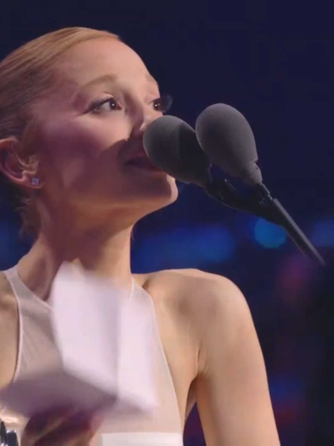 #ArianaGrande struggles to reach the microphone while accepting her #VMA for Music Video of the Year: 