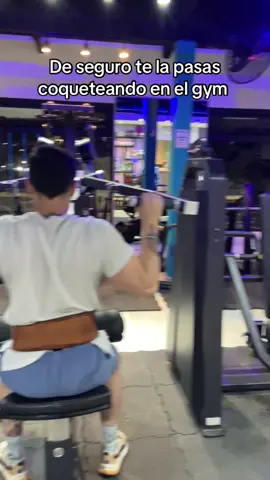 JAJAJAJA escuchando borroso, yendo a la luz 😂🤭😰 El camarógrafo: mi couch 🫶🏼 #fyp #gym #fit 