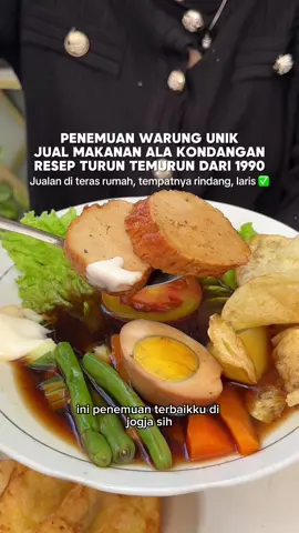 Pas banget di sebelah candi prambanan, ada  tempat makan yang kalo jam sarapan tuh rame banget cuy. Padahal jualannya cuman di teras rumah tapi masakan mereka ini udah approved sama banyak orang. Soalnya dapurnya jadi 1 sama catering kondangan ternama di jogja yang udah cukup punya nama. Gak heran kalo menu yang dijual ala ala makanan kondangan kayak zuppa soup, sate-satean, dll. Pas pertama kali makan disini tuh suasananya beneran enak dan nyaman sih. Trus makanannya juga kayaknya cocok buat wisatawan soalnya cenderung gurih.  Kalo pengen sarapan yg menunya gak biasa, mending cobain kesini deh di @kayumanisyk  📍 Warung Kayu Manis Jl. Raya Solo - Jogja KM 16, Bogem, Tamanmartani, Kalasan, Sleman, Jogja #kulinerjogja #wisatajogja #melipirkulineran #jogjakuliner #jogja    