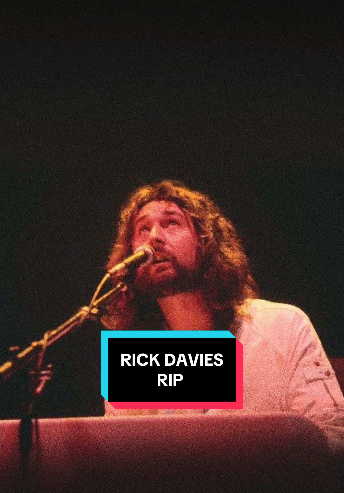 Hoy despedimos a Rick Davies, fundador y voz grave de Supertramp. No fue el rostro brillante ni el soñador angelical, fue el arquitecto sonoro, el pianista que con cinismo y crudeza nos regaló himnos como Bloody Well Right, Goodbye Stranger y Cannonball. Su piano Wurlitzer y su voz rasposa demostraron que no se necesita ego en llamas para marcar generaciones. Con él se apaga una mitad de Supertramp, pero cada vinilo que gire seguirá recordándonos que la música verdadera nunca muere. Lo demás… es historia. #supertramp #rickdavies #javibi