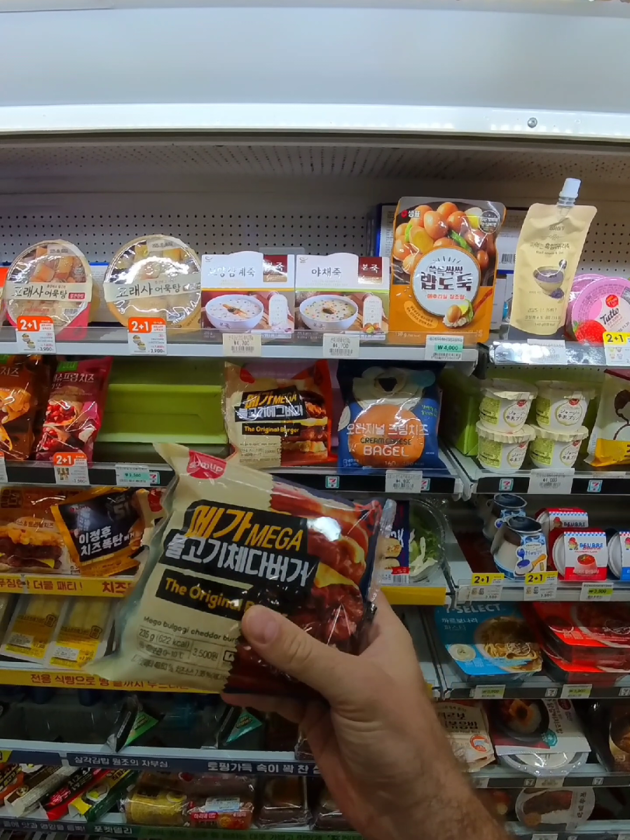 Today I ate kimchi doshirak, a cheddar burger, and also drank Starbucks coffee and a vitamin energy drink at a Korean convenience store 🇰🇷🇰🇷🇰🇷 #tiktokfood #koreanfood #asianfood #foodreview #Conveniencestore 
