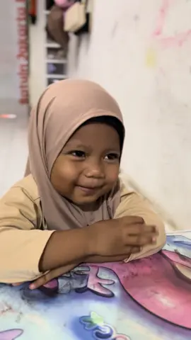 Alma (4th) sedang murojaah surah Al Kafirun, masyaallah smg jd anak sholehah yaa nak🥹❤️#belajar #hafalanquran #surahalkafirun #murojaah 