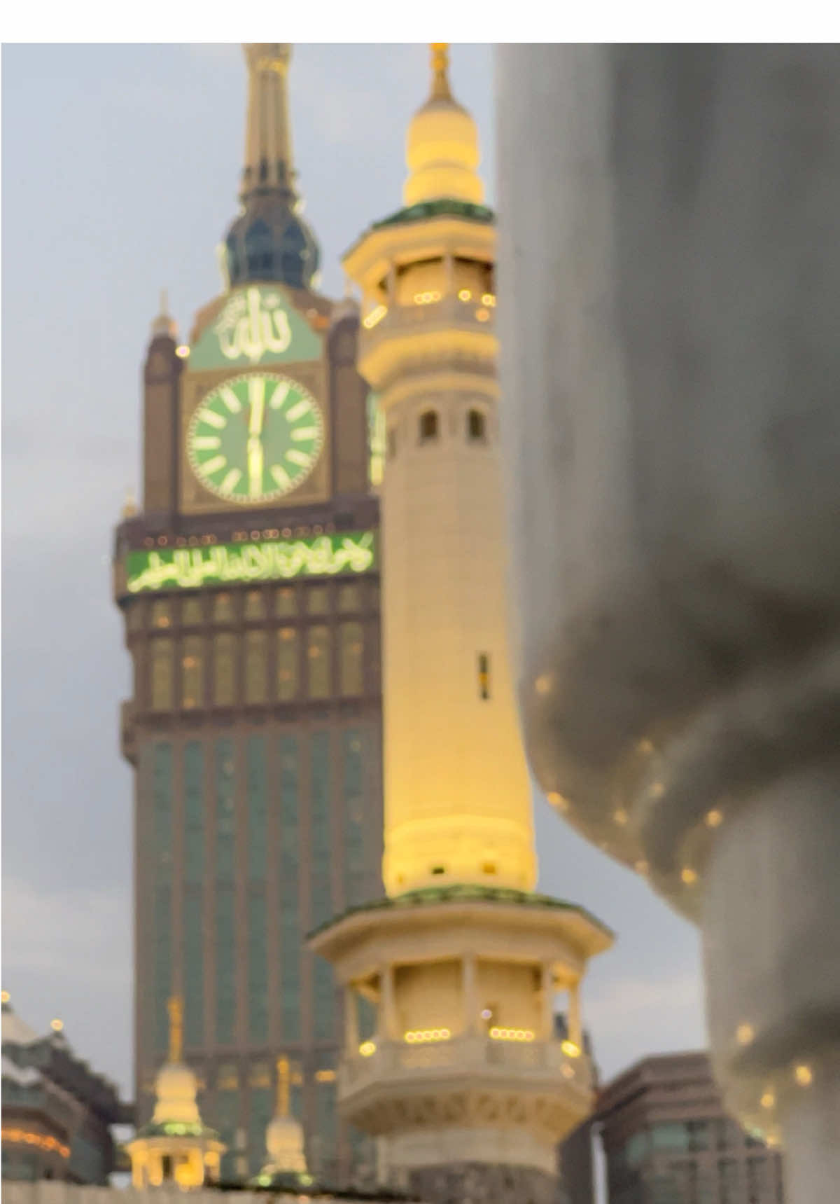 #برج_الساعة #مكه #٢٠٢٥ #haram_view_from_clock_tower  @مکّہ المکرمہ The history of service buildings within the Masjid al-Haram (Mecca's Grand Mosque) is tied to its continuous expansions to accommodate growing numbers of pilgrims and worshippers, with notable developments occurring during the Rashidun Caliphate (Umar and Uthman) and the Ottoman era, culminating in the ambitious King Abdullah expansion which included extensive new service facilities and walkways. While the mosque's foundational history is ancient, the modern 