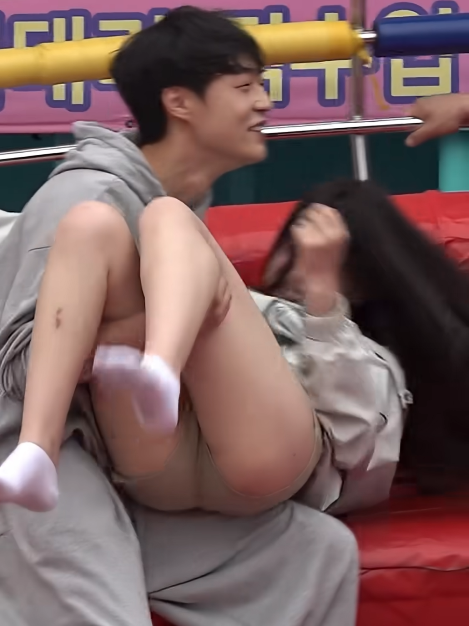 the staff holding her head oh my 🤭🤭 I didn’t know with who to ship her more 😮‍💨 #nocopyrightinfringementintended #korea #EDIT #foryou #viral #discopangpangkorea #discopangpang #discopangpangedit #southkorea #fyp #rizz