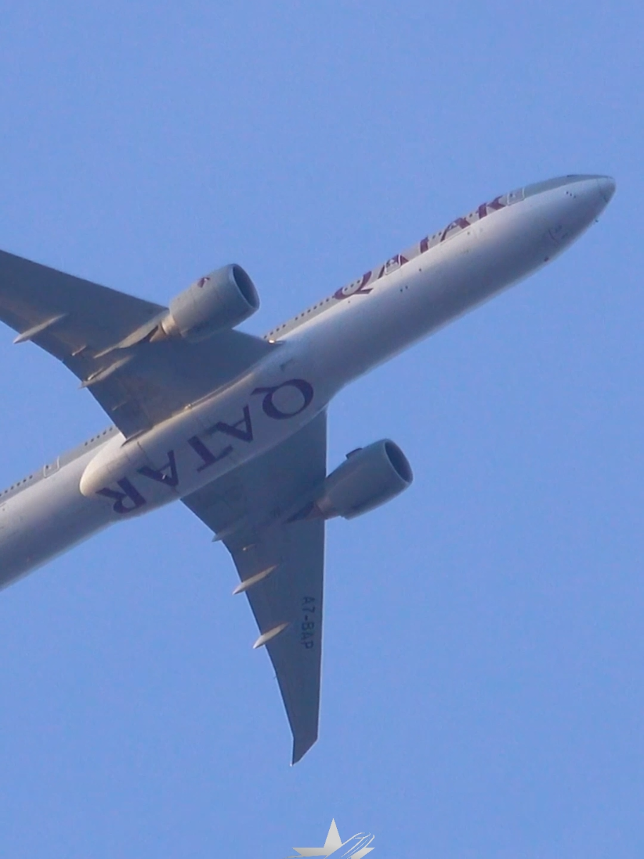 KL mornings hit different with the roar of a Qatar 777 💫 #QatarAirways #TripleSeven #Boeing777 #KLIA #PlaneSpotters 