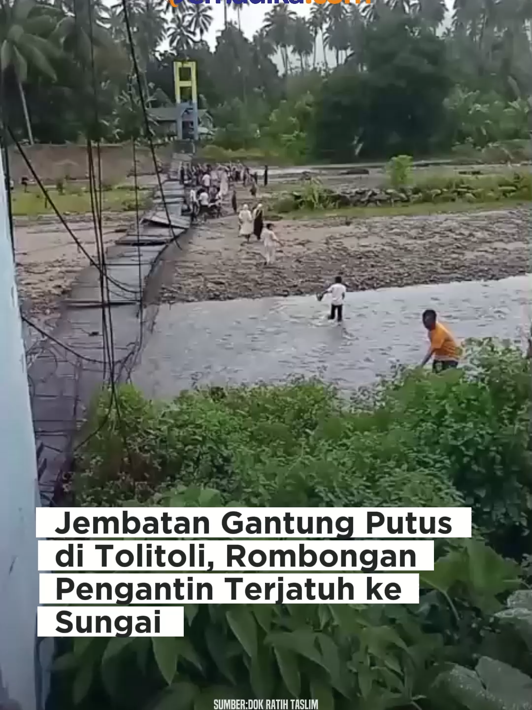 Suasana pesta pernikahan di Desa Galumpang, Kecamatan Dako Pemean, Kabupaten Tolitoli, Sulawesi Tengah, berubah menjadi kepanikan dan duka pada Minggu sore (7/9/2025). Sekitar pukul 16.30 WITA, sebuah jembatan gantung di Dusun Penyapu tiba-tiba ambruk tepat ketika rombongan pengantin bersama puluhan warga melintas menuju lokasi hajatan. Jembatan yang selama ini menjadi akses vital antar-dusun itu diduga tidak mampu menahan beban berlebih. Puluhan warga terjun ke sungai, dengan sekitar 20 orang dilaporkan menjadi korban. Beberapa mengalami luka ringan, sementara sejumlah lainnya menderita luka cukup parah dan segera dilarikan ke RSUD Mokopido Tolitoli. 