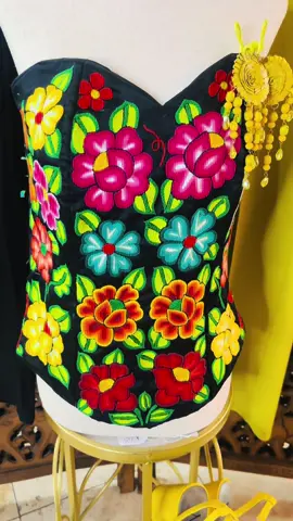 Artisan handmade Mexican desing’s .  With the combination of traditional with modern this is the perfect outfit for any occasion. Samira’s World Boutique brings from around the globe the best handmade original styles. From around the globe #tradition #world #fashion #Arizona #Samiraworldboutique 