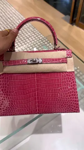 Do you like this handbag ? Kelly25 made of porosus crocodiles Pink. #kelly25 #kellybag #luxurybag #usa #uae #handmade #luxurylifestyle #handbag #custom #kelly #luxury 