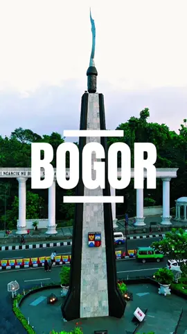 ​Ini dia spot wajib yang harus kamu datengin kalau lagi di Bogor! 🤩 ​Mulai dari landmark ikonik Tugu Kujang yang bersejarah, sampai jalan utama yang selalu ramai, Jalan Raya Pajajaran. Jangan lupa mampir ke spot baru yang estetik banget, Tugu Pancakarsa di daerah Cibinong. ​Buat yang pengen healing, wajib banget ke Vimala Hills. Di sana ada Masjid Harakatul Jannah yang arsitekturnya keren banget, pas buat foto-foto. Dan yang paling hits, ada Hajah Tower ​Gimana, siap menjelajah Bogor?  Yuk, tag teman kamu yang pengen kamu ajak ke sini!  #bogorhits #bogor #wisatabogor #dji #visitindonesia 