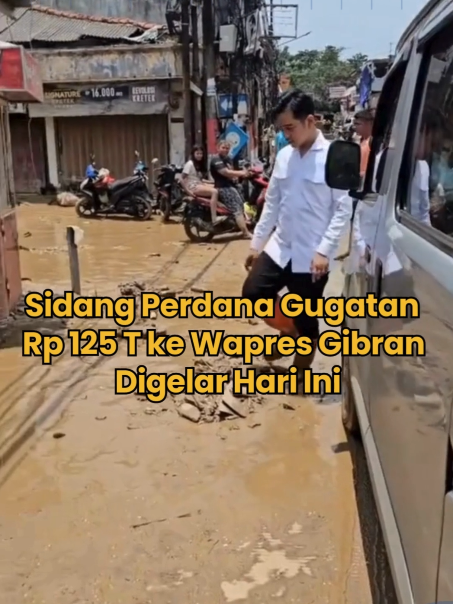 Pengadilan Negeri Jakarta Pusat hari ini menggelar sidang perdana gugatan perdata terhadap Wakil Presiden Gibran Rakabuming Raka dan Komisi Pemilihan Umum (KPU). Gugatan tersebut, yang teregister dengan nomor perkara 583/Pdt.G/2025/PN Jkt.Pst, diajukan oleh warga bernama Subhan dan menuntut ganti rugi materiil dan imateriil sebesar Rp 125 triliun karena menilai Gibran dinyatakan tidak memenuhi syarat pendidikan. Agenda sidang kali ini merupakan tahap awal dalam proses hukum yang dipantau luas publik, mengingat nilai tuntutan yang fantastis dan implikasinya terhadap legitimasi jabatan Wapres. Dok : Istimewa Selengkapnya di www.pantura.suaramerdeka.com #suaramerdeka #suaramerdekadaily #suaramerdekanetwork #suaramerdekapantura #beritaterkini #viral #Viral #Sidang #Gibran #Gugatan125T #Hukum #WapresGibran #SidangPNJakpus #Subhan #KPU