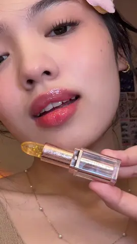 we love fancy lippies 😍 #otwoophbeauty #otwoopinkbubble #otwoo #barbie #lippie 