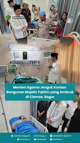Musibah Bangunan Majelis Taklim Roboh, Menag Beri Dukungan dan Bantuan 🙏 Menteri Agama, Nasaruddin Umar, menjenguk langsung para korban musibah robohnya bangunan Majelis Taklim di Bogor. Selain mendoakan kesembuhan, Menag juga memastikan bahwa Kemenag dan Baznas akan membantu renovasi bangunan serta memberikan bantuan sosial kepada para korban. Beliau juga menyampaikan pesan spiritual, bahwa para korban yang meninggal dunia saat akan merayakan Maulid Nabi, insyaallah akan diterima sebagai syahid di sisi Allah SWT. #Kemenag #MenteriAgama #Bogor #Peduli #Empati 