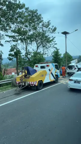 laka lantas tol Cipularang di km 109