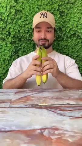 این بستنی رو فقط درست کردی؟؟😋😍😍 @keyhan.1 موز ۲ عدد بیسکویت مادر یا بیسکویت دلخواه ۱ بسته خامه صبحانه ۱ پاکت گردو ۱ مشت (دلخواه) طرز تهیه موز رو‌ پوست بگیرید و‌به قطعات کوچک خرد کنید تو فریزر بزارید تا یخ بزنه بعد موز یخ زده رو به همراه بیسکویت خامه و گردو تو غذاساز بریزید و میکس کنید  تو ظرف در دار بریزید و ۲-۳ ساعت تو فریزر بزارید تا خودشو‌ بگیره همینقدر راحت و بینهایت خوشمزه @instapico_bot ربات دانلود از اینستاگرام https://t.me/instapico