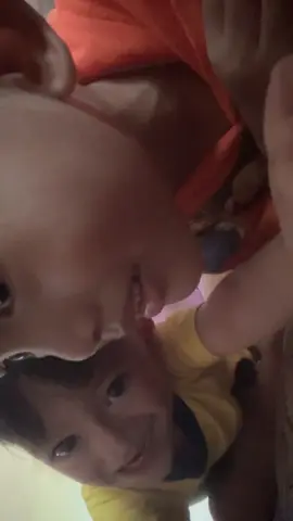 Biar mereka gak penasaran jadi aku beliin permen tp bukan untuk konsumsi rutin yah. Anak anakku mmg bukan tipe yg pejajan tapi pernah dikasih permen atau jajanan sm tetangga jadi tau permen atau jajanan. Katanya enak