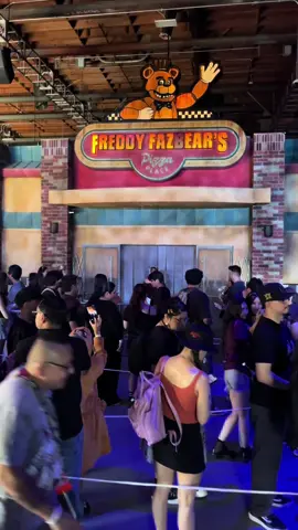 Freddy Fazbear’s Pizza Maze through a Night Vision Camcorder.  #universalstudios #hollywood #fnaf #fivenightsatfreddys #nightvision #camcorder #halloweenhorrornights #hhn