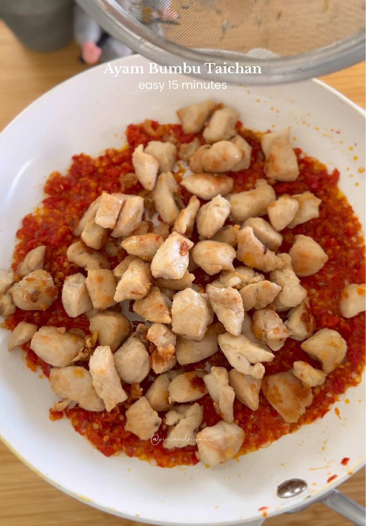 CUMA 15 MENIT!! Resep Ayam Bumbu Taichan Ala @riniandriyanii Bahan: 400-500gr ayam bagian dada/paha Jeruk nipis 1/2 sdt garam 3-4 siung bawang putih Chop kasar: 3-4 siung bawang putih 8-10 cabe rawit merah 10-12 cabe merah keriting Perasan jeruk nipis Garam lada dan penyedap #reseptaichan #reseposengtaichan #ayamtaichan #taichangoreng #bumbutaichab #ayamgoreng #idemasakan