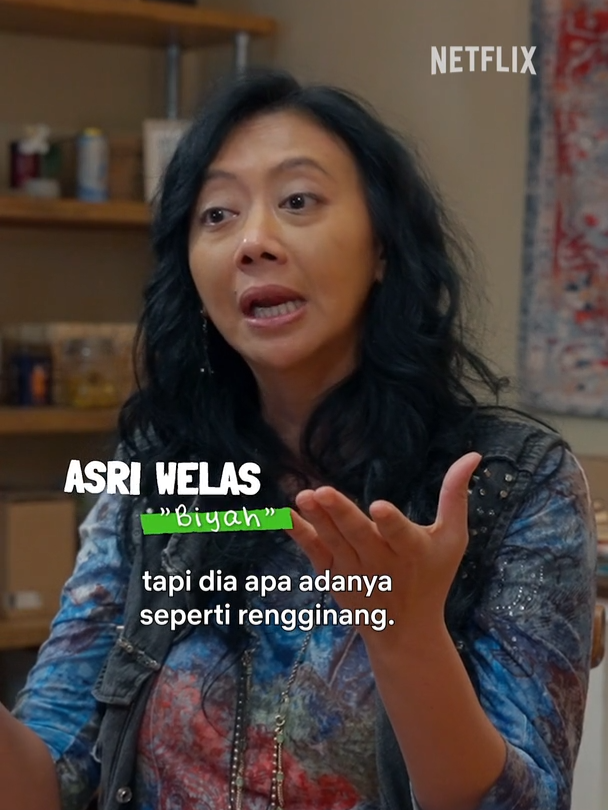 #AsriWelas cerita kalo Biyah yang keliatannya nggak pedulian diem-diem punya luka di hatinya 😢 Tandain ya, #RatuRatuQueensTheSeries tayang di #Netflix tanggal 12 September!  #Netflix #SerialDrama #RekomendasiTontonan