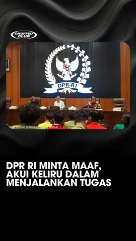DPR RI MINTA MAAF, AKUI KELIRU DALAM MENJALANKAN TUGAS 🏛️🙏 Pernyataan mengejutkan datang dari DPR RI. Dalam forum resmi, perwakilan dewan menyampaikan permintaan maaf kepada rakyat dan mengakui adanya kekeliruan dalam menjalankan tugas konstitusionalnya. Pengakuan ini tentu jarang terjadi di panggung politik Indonesia. Selama ini, DPR kerap menjadi sorotan publik karena berbagai kontroversi: mulai dari pembahasan UU kilat tanpa partisipasi bermakna, absensi rapat yang tinggi, hingga kasus etik dan korupsi yang melibatkan anggotanya. Faktanya, tingkat kepercayaan publik terhadap DPR memang rendah. Survei-survei nasional menunjukkan mayoritas rakyat menilai kinerja DPR belum memuaskan. Karena itu, meski permintaan maaf ini bisa dianggap langkah positif, publik masih ragu apakah akan diikuti perubahan nyata atau hanya sekadar retorika politik. Pertanyaannya: apakah permintaan maaf ini jadi titik balik DPR untuk benar-benar memperbaiki kinerja, mendengar suara rakyat, dan menjalankan fungsi pengawasan dengan tegas? Atau akan berakhir sebagai basa-basi politik tanpa bukti nyata? Rakyat sudah terlalu lama menunggu. Yang dibutuhkan bukan hanya kata maaf, tapi aksi nyata demi kepentingan bangsa. #DPRRI #IsuNasional #UangRakyat #PolitikIndonesia #FYP