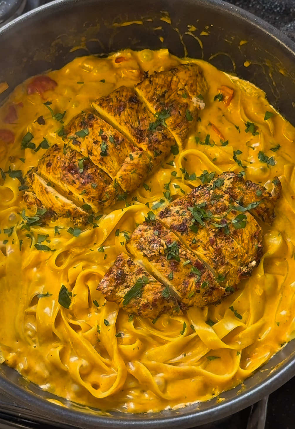 🍝 Tagliatelle cu pui și sos cremos Ingrediente: 	•	500 g piept de pui 	•	1 ceapă 	•	4 căței de usturoi 	•	câteva roșii cherry 	•	1 lingură pastă de tomate 	•	250 ml apă 	•	200 ml smântână pentru gătit 	•	5 cuiburi de paste tagliatelle 	•	ulei de măsline 	•	condimente după gust Rezultatul: tagliatelle catifelate, cu pui fraged și un sos bogat. O combinație aromată și plină de culoare, numai bună de savurat. ✨🍴 #pastatiktoker #pasta #tagliatelle #chicken #romania🇷🇴 