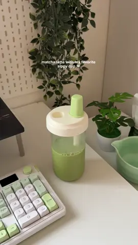 matcha latte with my no leak sippy cup! #sippycup #tumbler #sippytumbler #tumblerrecommendations #sippycups 