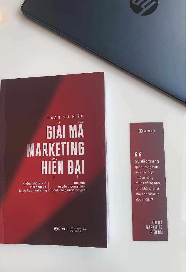 Giải Mã Marketing Hiện Đại | Review sách | Podcast chữa lành tâm hồn Hành trình về với nắng “Khách hàng mua hàng bằng lý trí? Không hề! 45% hành động mỗi ngày chỉ là… thói quen.” Bộ não có 2 hệ thống: trực giác nhanh & logic chậm. Khách hàng ra quyết định dựa vào lối tắt: cảm xúc, thói quen, sự công nhận xã hội. Nếu thương hiệu của bạn không gắn vào thói quen hoặc cảm xúc, bạn gần như vô hình. Thành công không đến từ sản phẩm “tốt nhất”, mà từ việc trở thành lựa chọn dễ nhớ nhất, quen thuộc nhất, đúng lúc khách hàng cần.   Nếu bạn muốn một cuốn sách đưa ra công thức thần kỳ, bạn sẽ thất vọng. Nhưng nếu bạn muốn một cuốn sách giúp bạn nhìn marketing bằng con mắt khoa học – thay vì mơ mộng, thì đây chính là thứ bạn cần. cuốn sách Giải Mã Marketing Hiện Đại , mình để link mua ở góc trái video nhe, bạn bấm vào xem thử nhe. #hanhtrinhvevoinang #podcastchualanh #xuhuong #reviewsach #marketingtips 