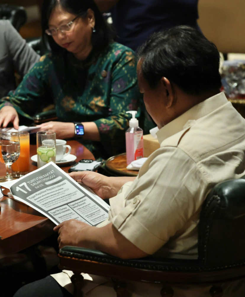 Berkas 17+8 tuntutan rakyat di baca presiden Prabowo oleh bantuan Uni Lubis dan Najwa Shihab  @Najwa Shihab @PRABOWO SUBIANTO  #prabowo #najwashihab #hambalang #foryoupage #fyp 