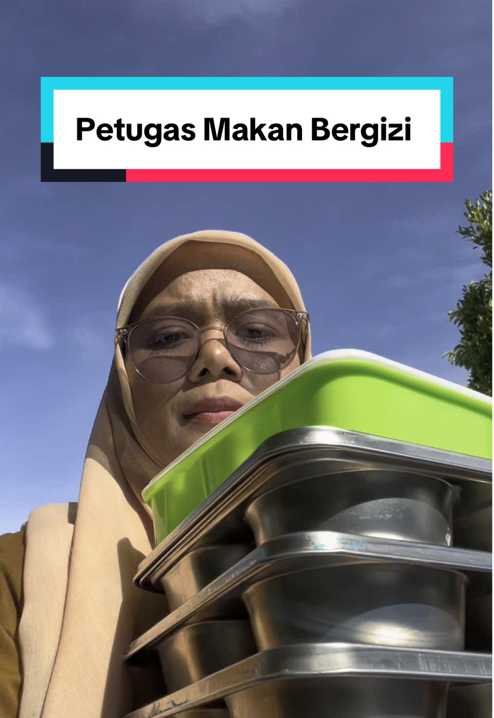 Tugas tambahan guru ya sebagai petugas makan gratis juga hehehe  Semoga ada penghargaan dari bapak Presiden hehehe  #kelilingkakres #foryou #CapCut #makanbergizigratis #mashallah 