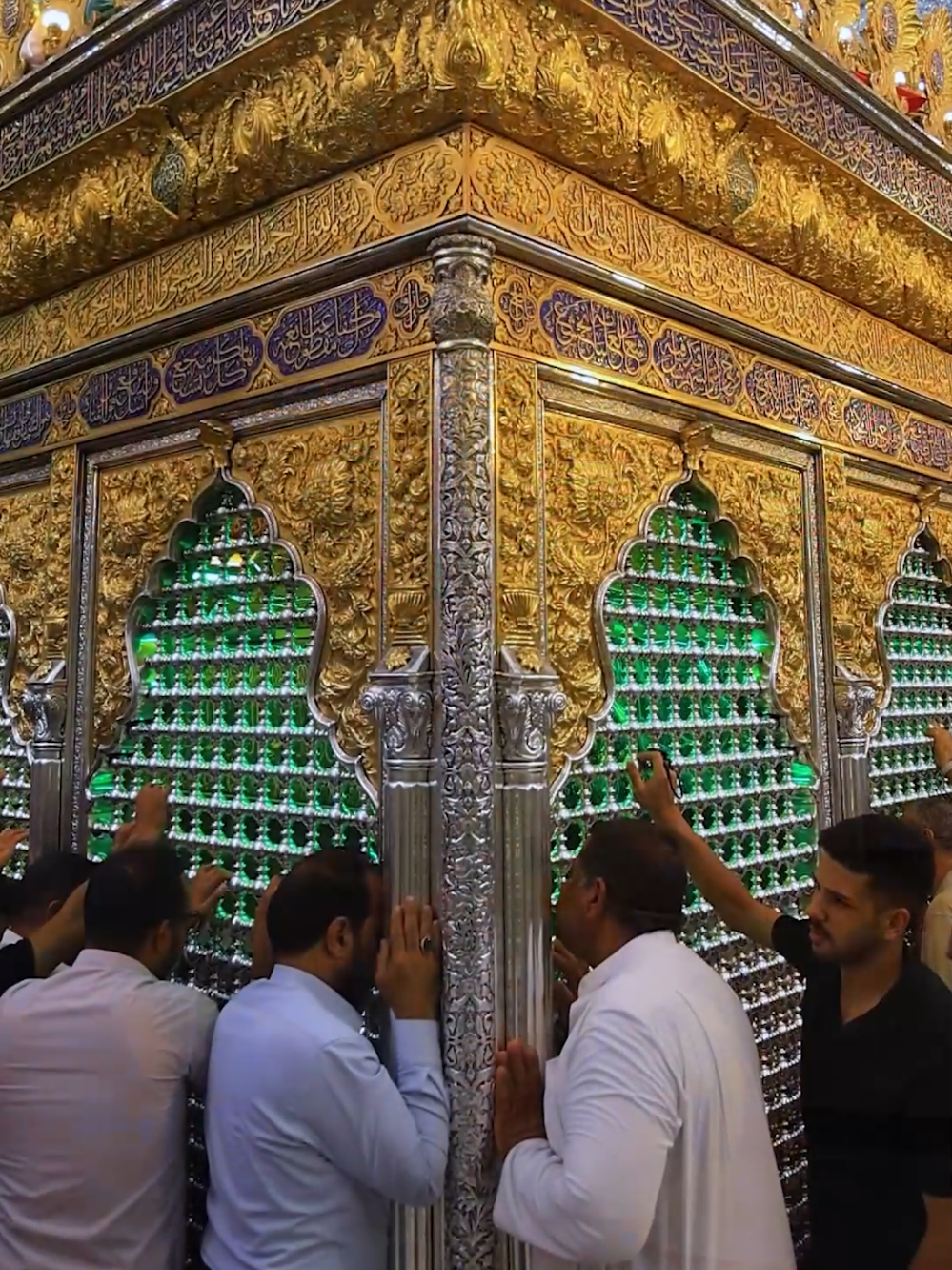محمدُ يا بابًا على الفجرِ مشرعًا ويا لحظةً خضراءَ شَفَّ مَعِينُهَا #العتبة_العباسية_المقدسة  #رحمة_للعالمين  #يارسول_الله  #ابا_الفضل 