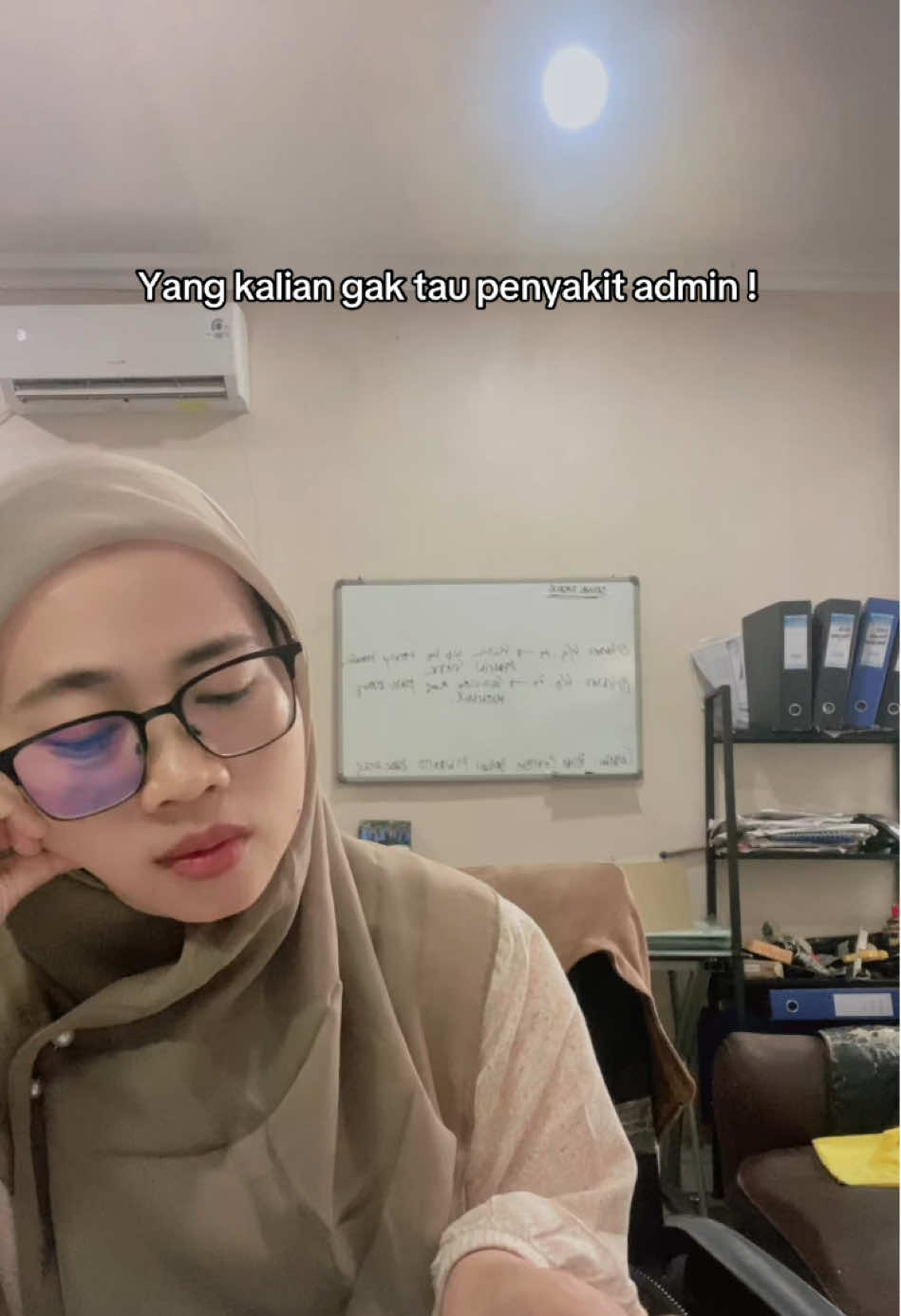 Banyak banget, bingung yang mana dulu 😫  Tiktokan dulu aja biar mood 😝 #corporatelife #day1 #admin #loker #kerjakeras 