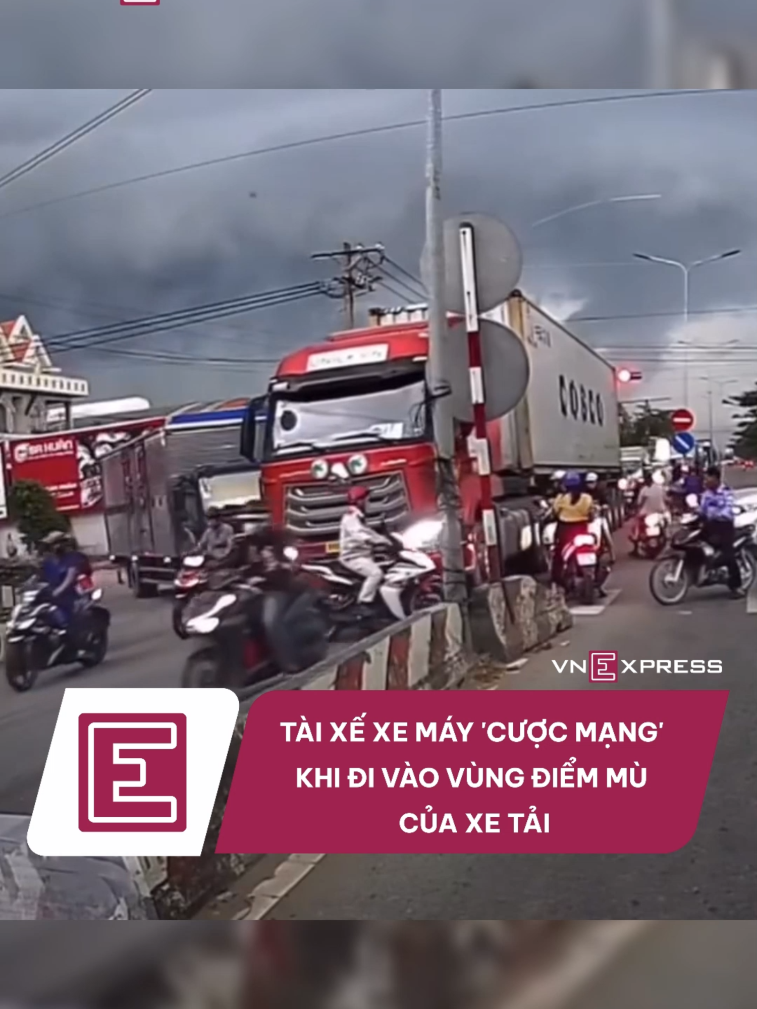 Tại giao lộ, tài xế xe máy lách vào điểm mù đầu xe container, xảy ra va chạm, xe bị cuốn vào gầm, người lái may mắn thoát nạn. #vnexpress #tiktoknews #vne #giaothong #taixe