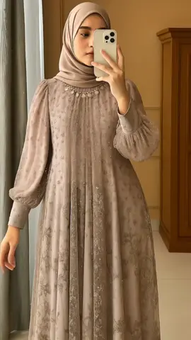 ✨ Gamis Mewah Harga Hemat ✨ Mau tampil anggun di acara spesial tanpa bikin kantong jebol? 💃 Gamis Varsella Dress Only Series ini solusinya! 🌸 ✔️ Bahan Ceruty Armany premium, adem & nyaman dipakai ✔️ Model elegan mix tile payet, bikin tampilan lebih mewah ✔️ Cocok untuk kondangan, lebaran, atau acara penting #gamismewah #OOTD #dresscantik #fyp 